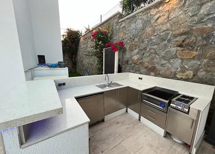 Aylinda With Private Heated Pool Villa *